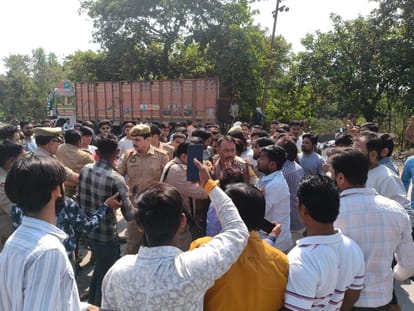 Orai: मंदिर में मूर्ति खंडित करने पर हुआ बवाल, भीड़ ने युवक को पीटा, पुलिस ने आरोपी को हिरासत में लिया dol Vandalism Sparks Tension in Orai, Accused Beaten by Mob, Police Take Control