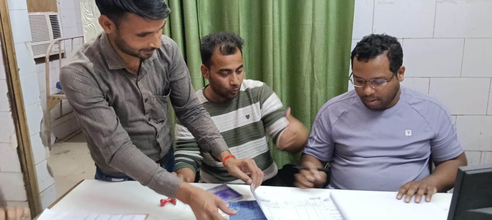 दस्तावेजों की जांच करते अधिकारी