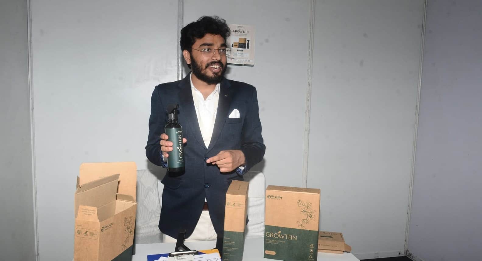 उत्पाद के बारे में जानकारी देते रितिक