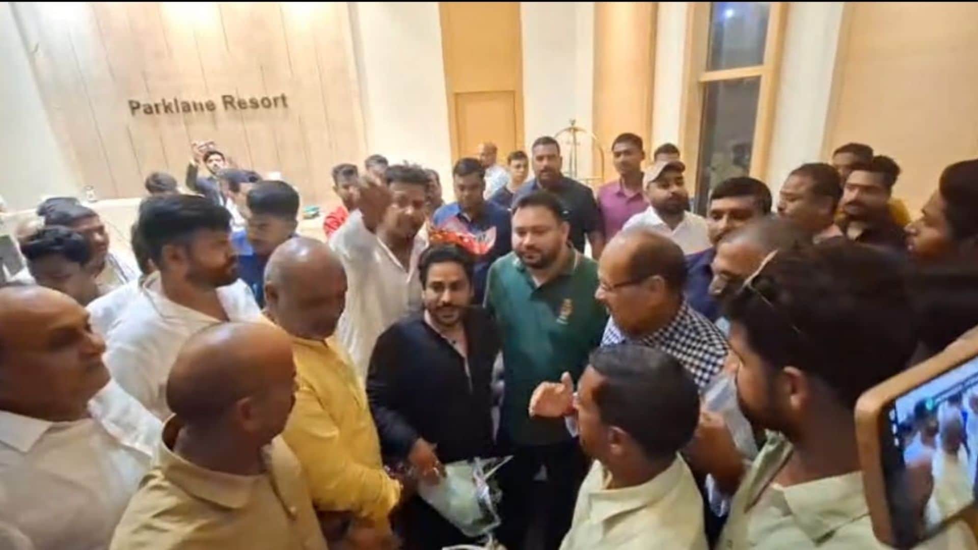 कार्यकर्ताओं से मिलते तेजस्वी