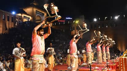 ललिता घाट पर गंगा आरती करते अर्चक।