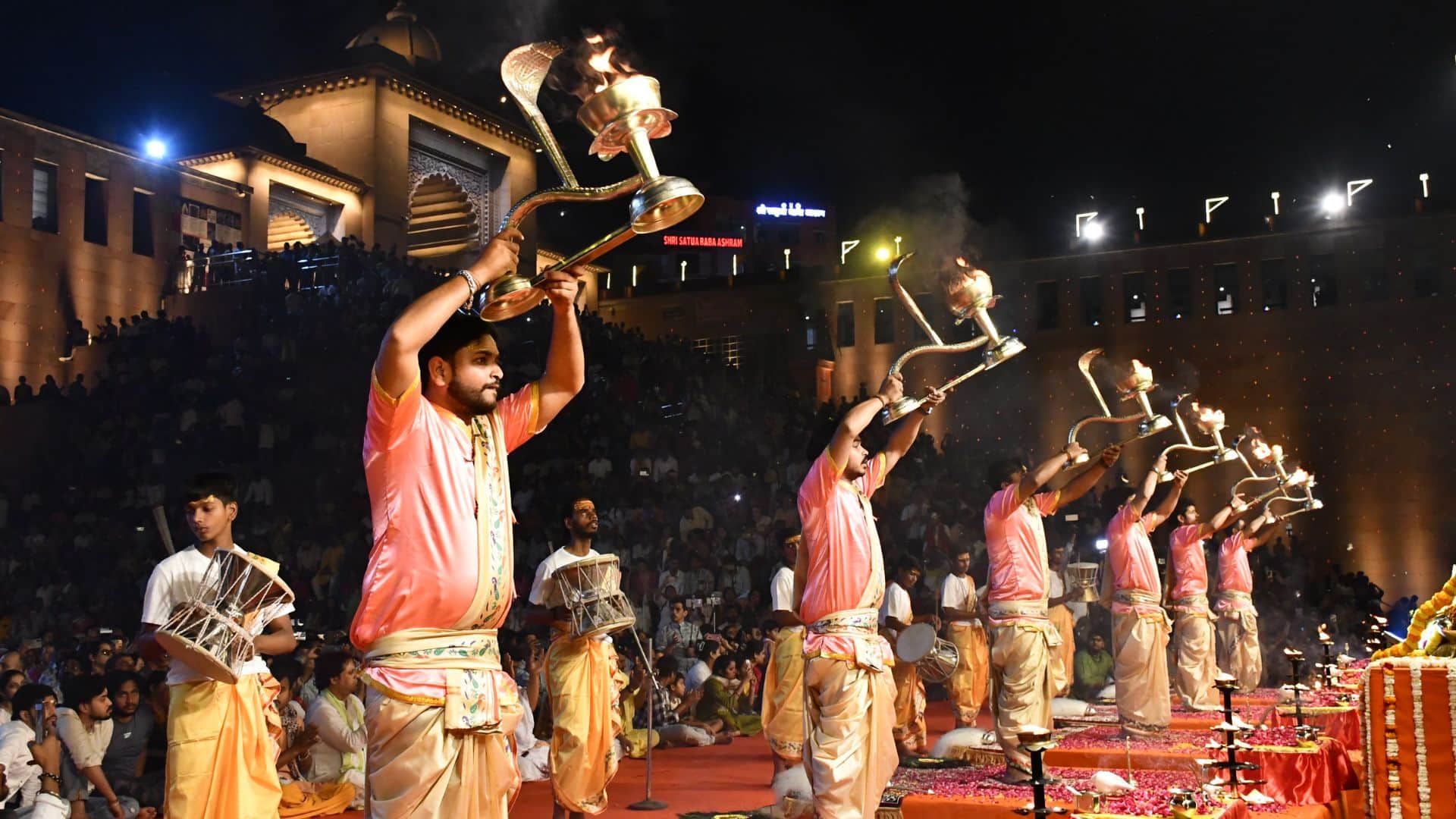 ललिता घाट पर गंगा आरती करते अर्चक।