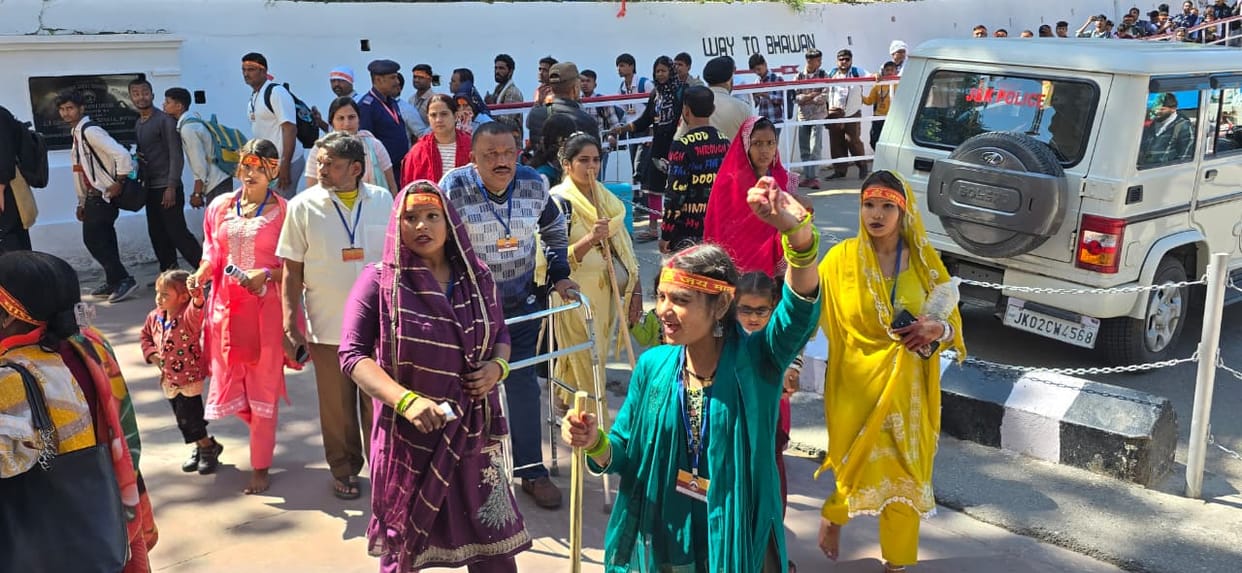 48 000 pilgrims set off from Katra to visit Vaishno Devi in jammu