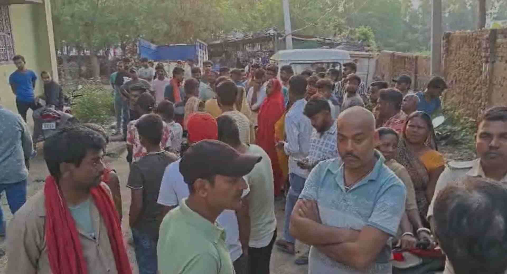 मौके पर मौजूद लोग