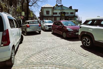 Mussoorie Crowds of Tourists on the Weekend; City Grapples with Traffic Jams All Day Long