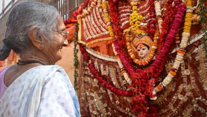 Darshan of Maa Shringar Gauri in Kashi Devotees Arrive Once Year Grand Aarti and Chanting Security