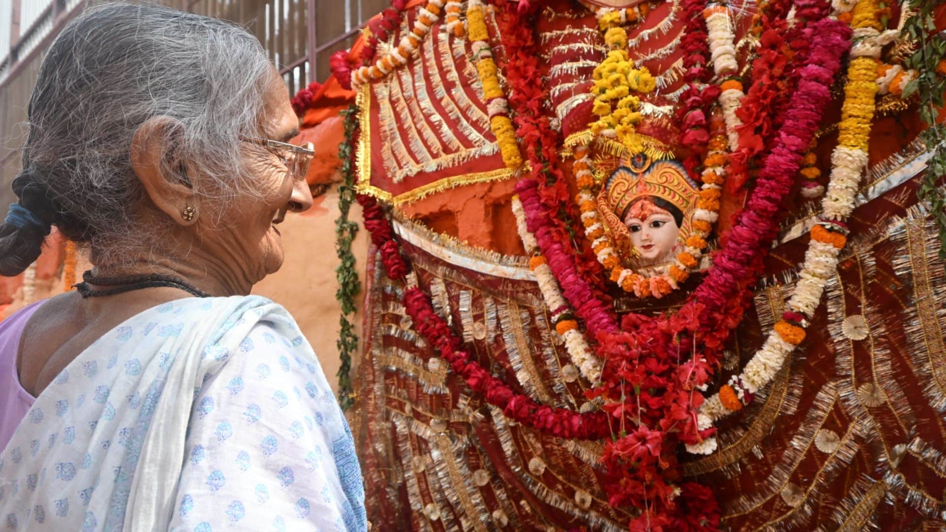 माता श्रृंगार गौरी की आराधना को पहुुंची बुजुर्ग महिला।