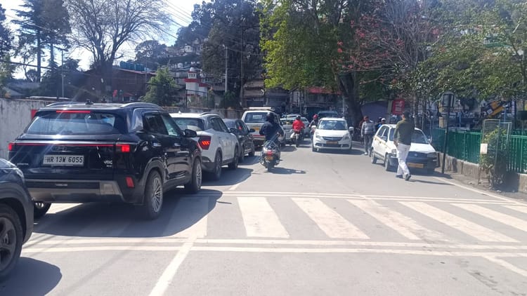 Nainital: ईद के बाद नैनीताल में बढ़ा ट्रैफिक का दबाव, दोपहिया वाहनों पर रोक, तिराहे पर लगा लंबा जाम