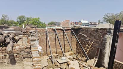 Roof of Under Construction House Collapses Half Dozen Injured