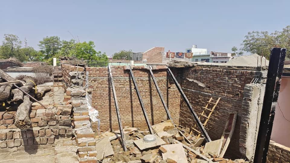 निर्माणाधीन मकान की गिरी छत।