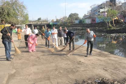 Indore: Environmentalists in Indore cleaned the ghats of the Kanh River and offered pure water to the Narmada.