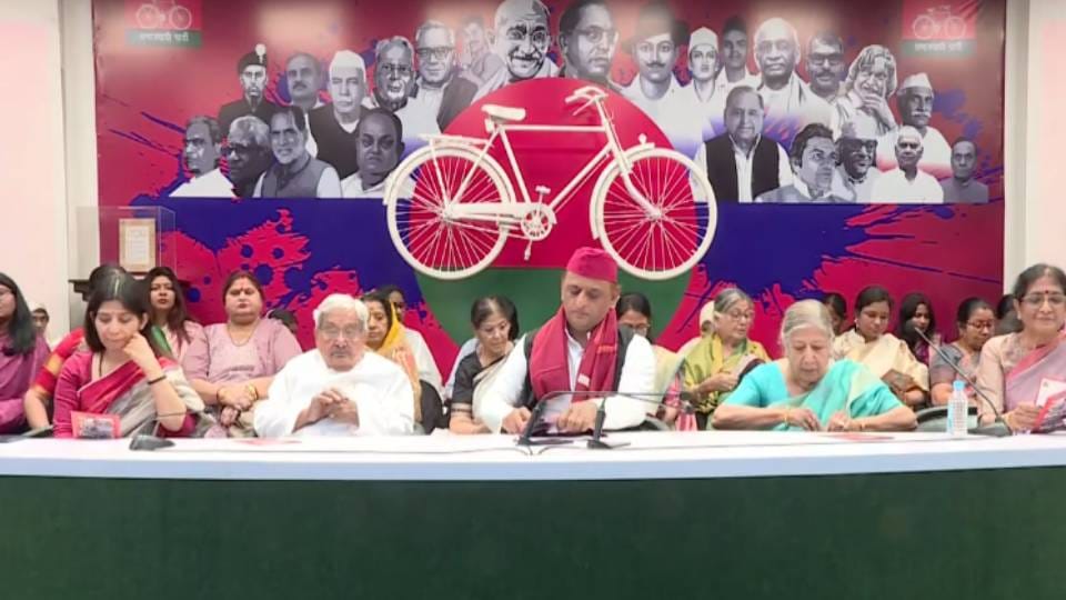 Akhilesh honored high-performing women with Murti Devi–Malti Devi Women Award