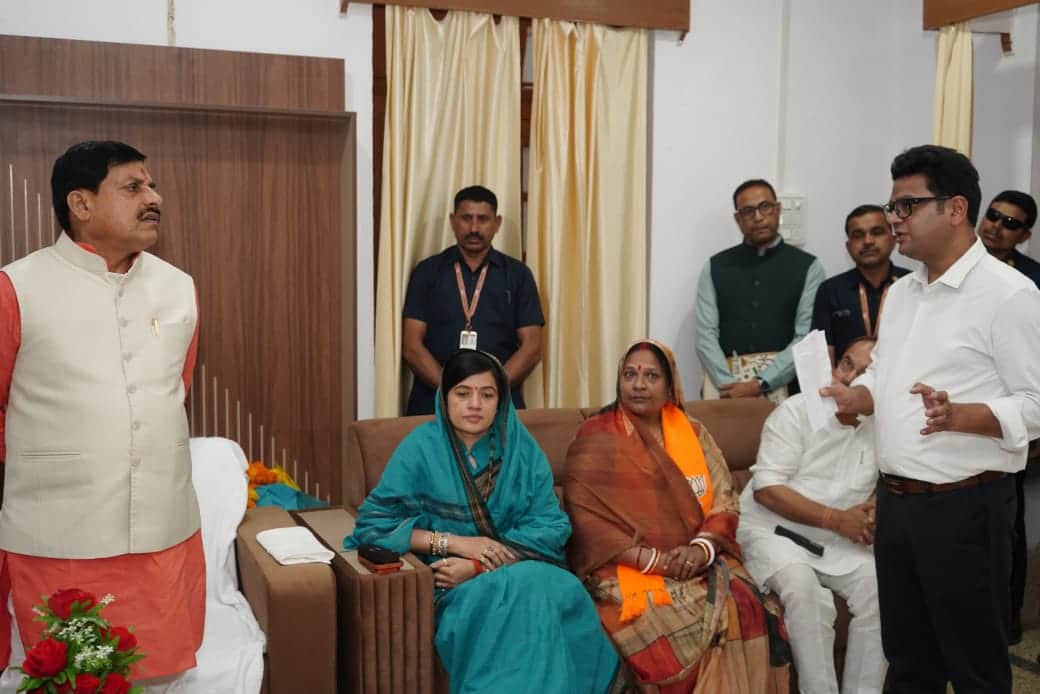 MP News: Chief Minister Dr. Mohan Yadav takes major action, Sidhi Collector and Guna SP removed