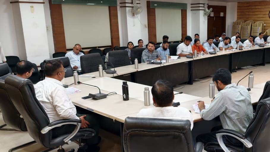 संयुक्त बैठक में जानकारी देते अधिकारी।