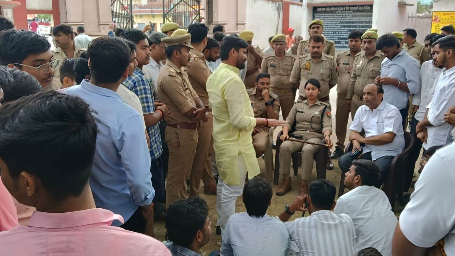 धरने पर बैठे छात्रों से बातचीत करते अधिकारी।