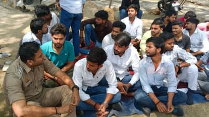 यूपी कॉलेज में धरने पर बैठे छात्रों से बातचीत करते एसीपी विदुष सक्सेना।