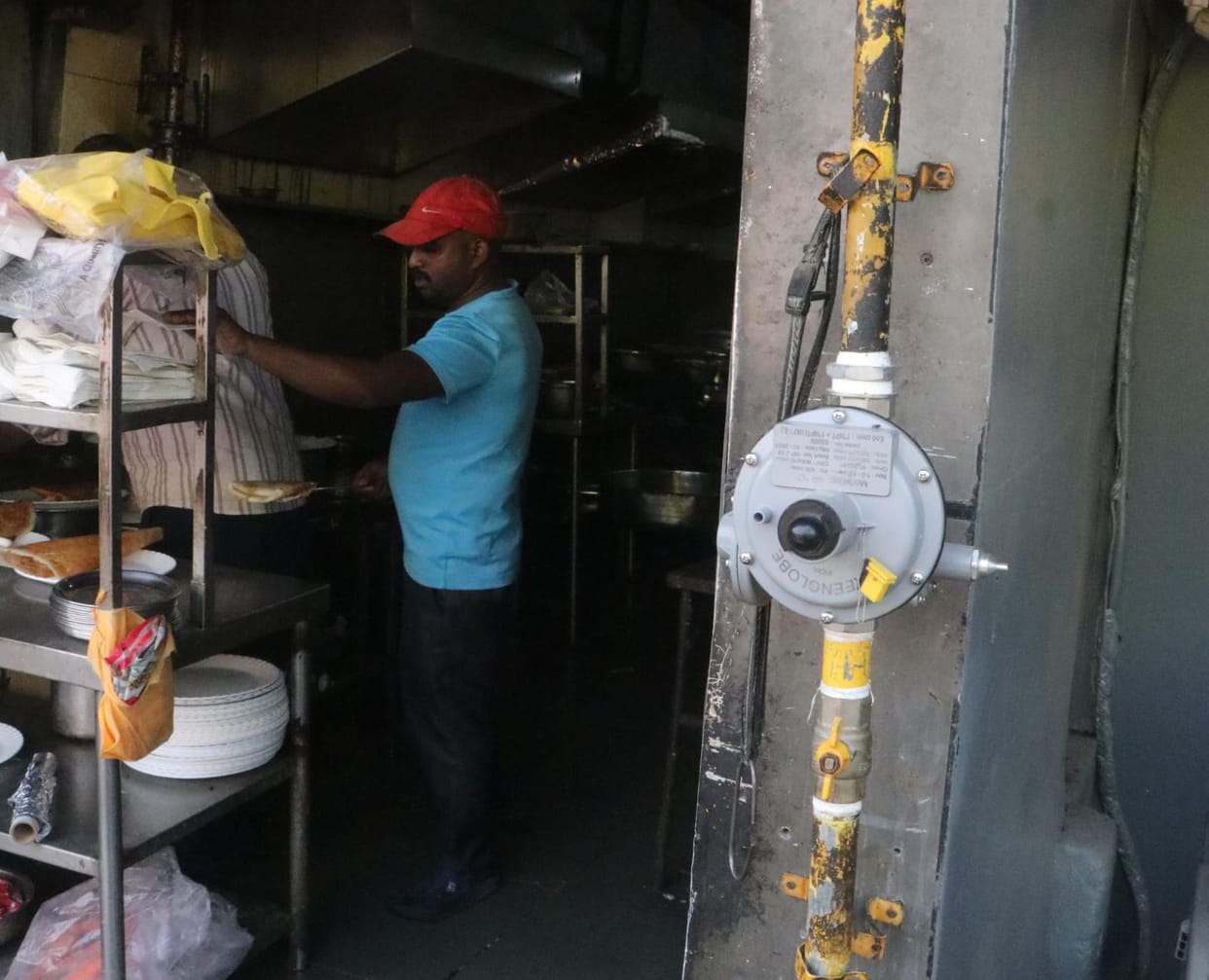 Indore: 56 shops will now cook their dishes on PNG gas, an alternative adopted after the LPG shortage.