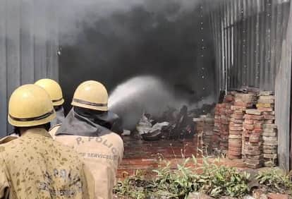 Indore News Massive fire breaks out at car garage near Choithram Hospital, two cars gutted