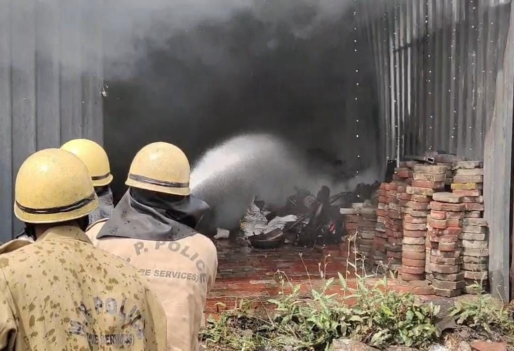 Indore News Massive fire breaks out at car garage near Choithram Hospital, two cars gutted