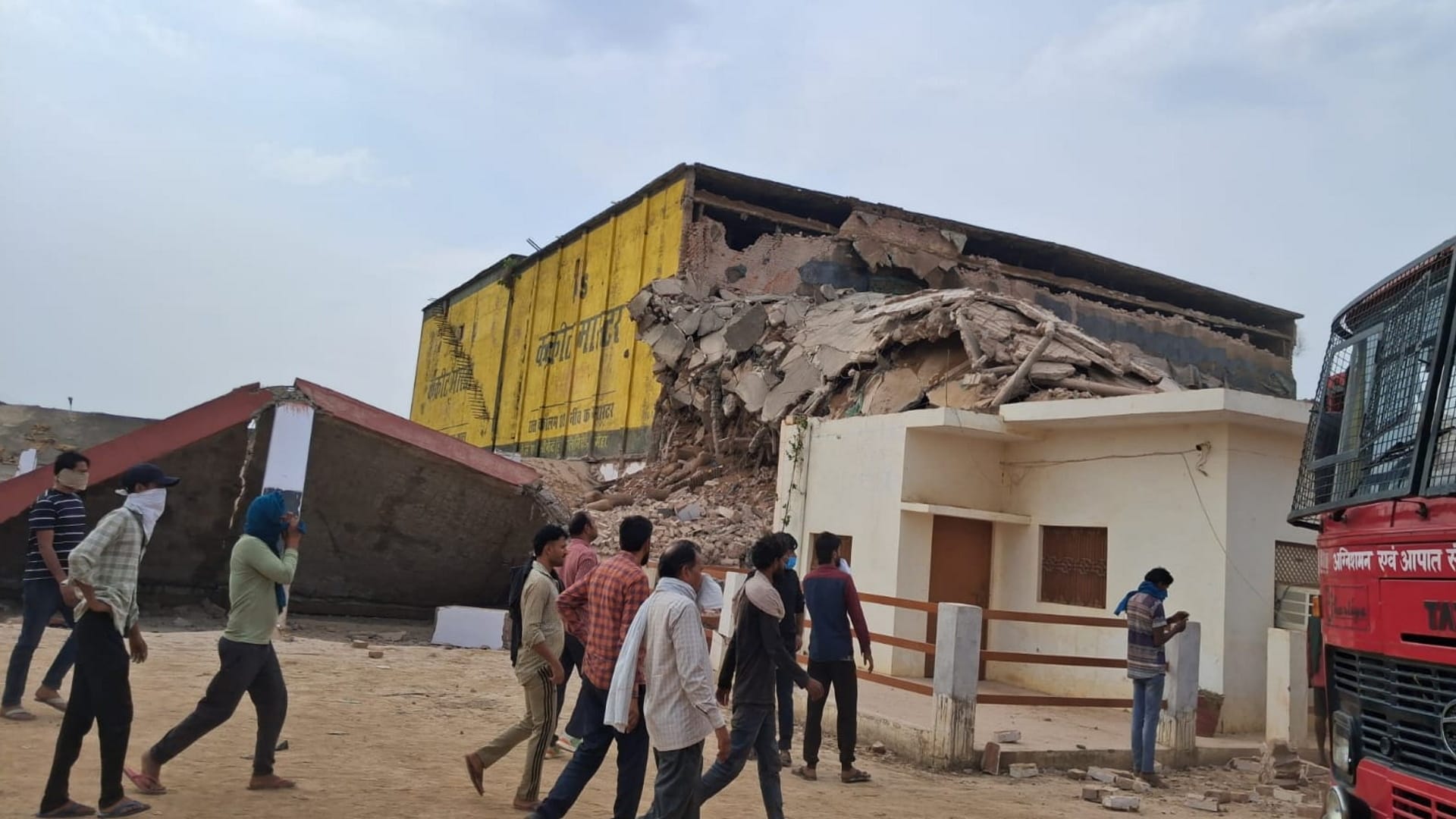 Major accident in Prayagraj - Cold storage collapses due to ammonia gas leak