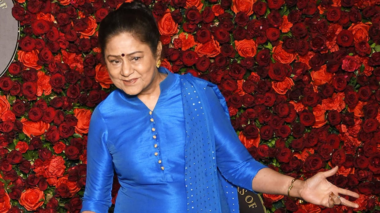Aruna Irani dance at Indian Idol Season 16 win hearts Vishal Dadlani Shreya Ghoshal cheer video viral