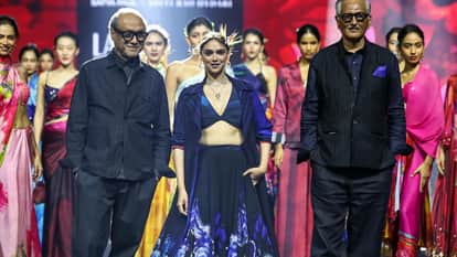 saiyaara fame actress aneet padda walk on ramp for designer aneet arora in mumbai fashion week