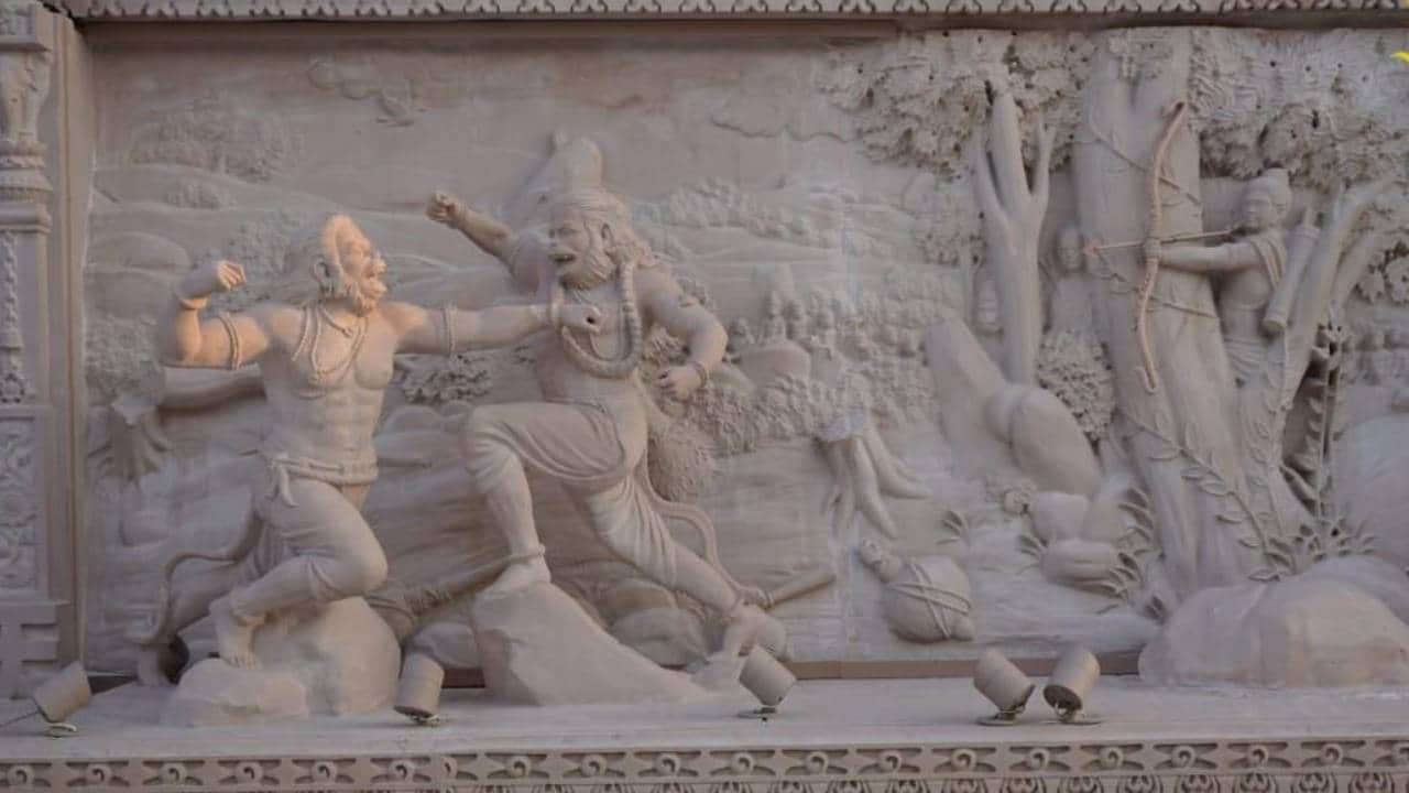 राम मंदिर की लोवर प्लिंथ पर उकेरे गए चित्र।