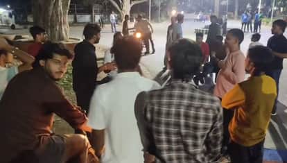 बीएचयू में वीटी के पास हंगामा करते छात्र।