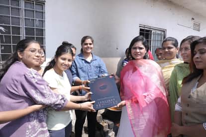Politics over the Gas Crisis: Women's Congress Stages Unique Protest—Distributes Induction Cooktops to Student