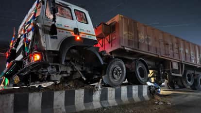 Trailer loses control in dark and mounts divider driver injured in Ballia