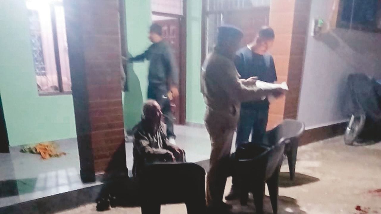 बंदूक से फायर करने के मामले में पुलिस जांच करती हुई।