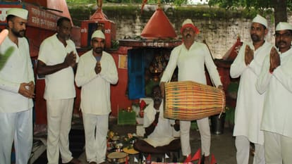 जेल में पूजा करते बंदी