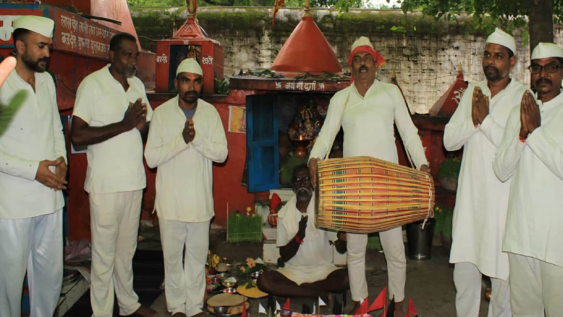 जेल में पूजा करते बंदी