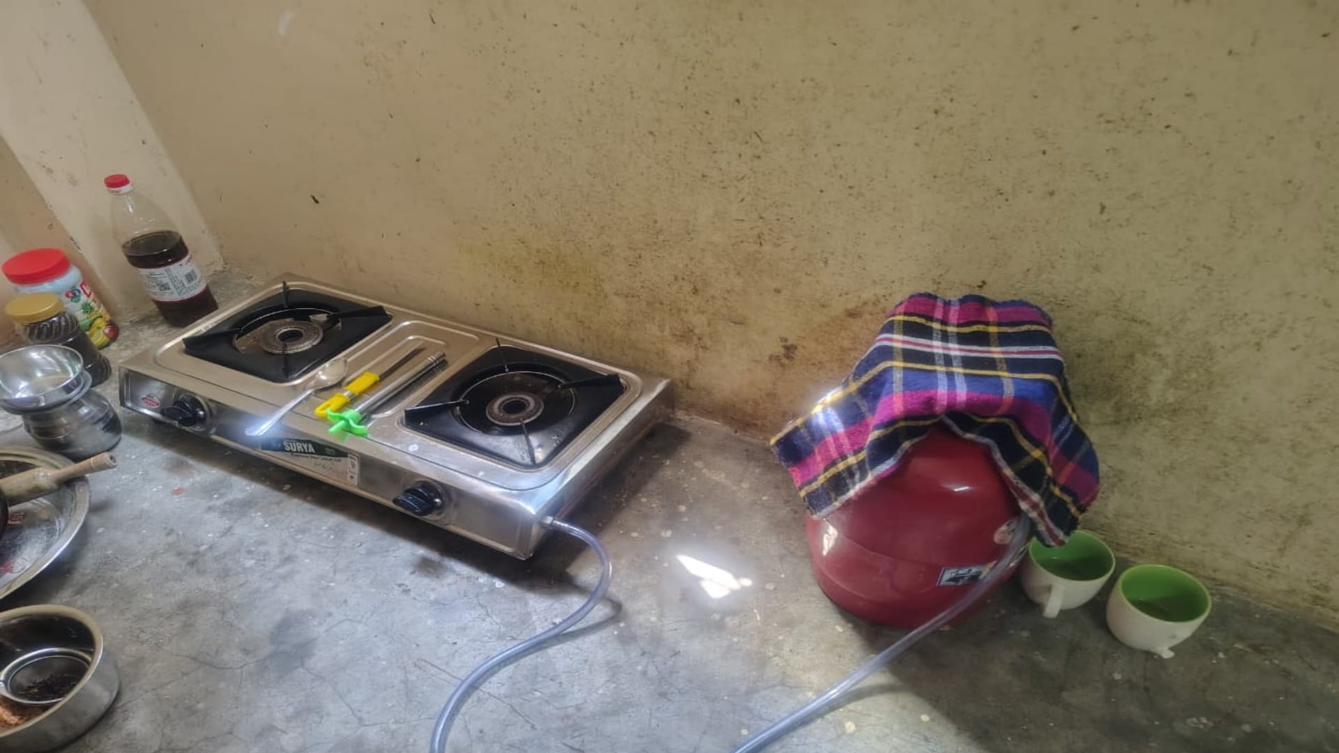 Cylinder crisis, books opened, stoves closed, competitive students hit by LPG gas