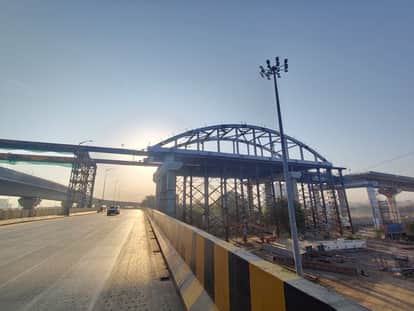 Indore: Work has begun to connect the 800-tonne bowstring of Indore's double-decker bridge to the other end.