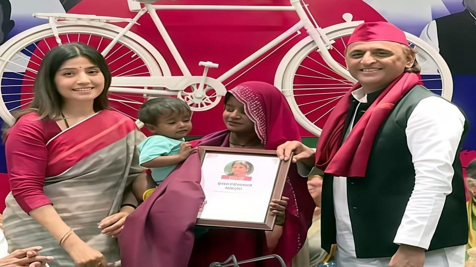 Akhilesh Yadav honored Reema from Agra with Phoolan Devi Award