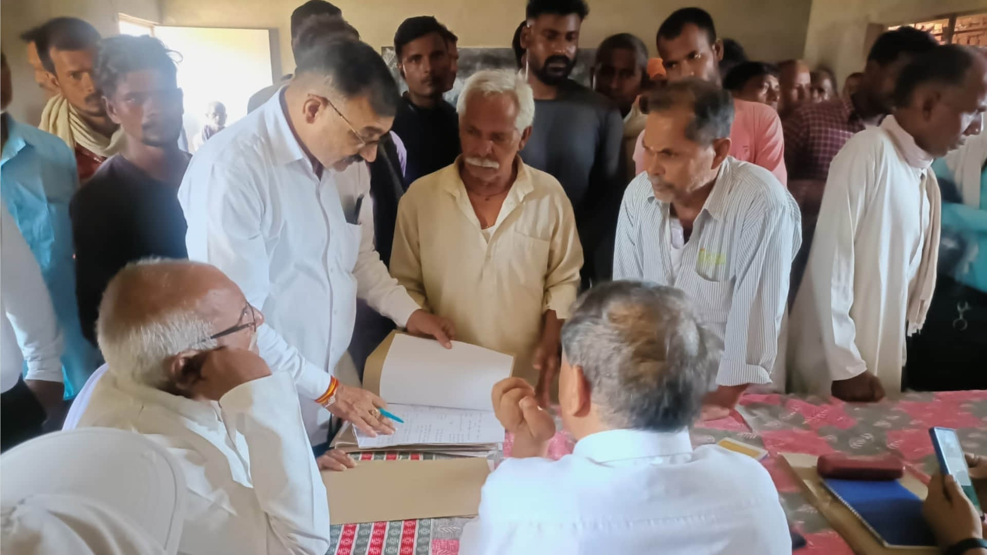 विशेष ग्राम चकबंदी अदालत में अधिकारियों को समस्या बताते ग्रामीण।फोटो 27 अगस्त 2024 की है