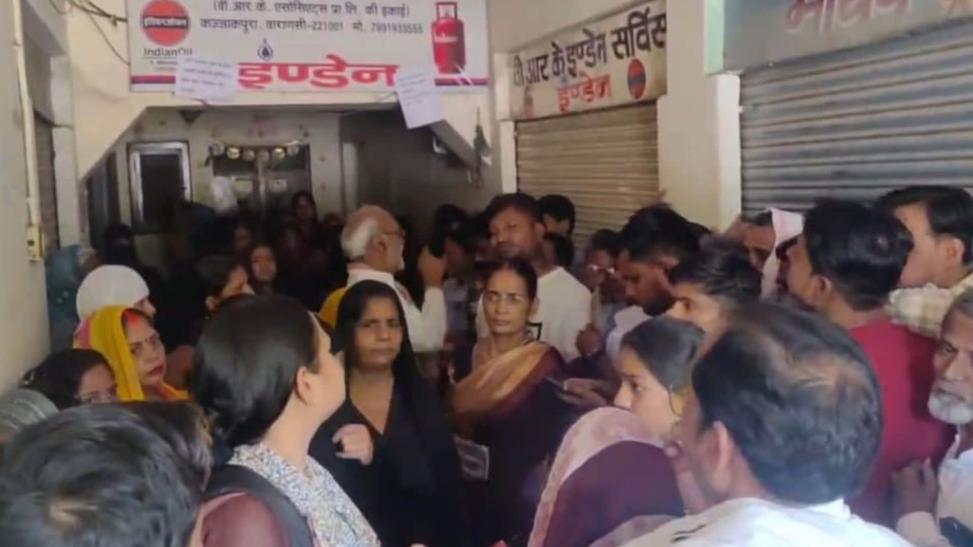 गैस एजेंसी के बाहर हंगामा करते उपभोक्ता।