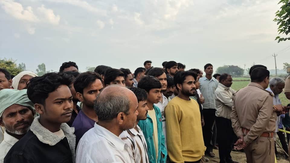 घटना के बाद माैके पर जुटी भीड़।