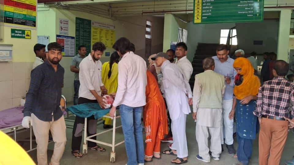 घायलों को अस्पताल पहुंचाया गया।