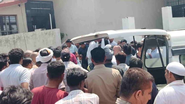 Haridwar: धनौरी बाजार में दर्दनाक सड़क हादसा, ट्रैक्टर-ट्रॉली की चपेट में आने से बाइक सवार महिला की मौत