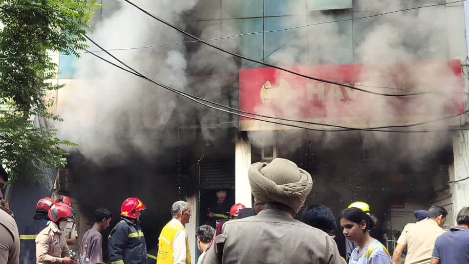 इंडस्ट्रियल एरिया स्थित दुकान में लगी आग।