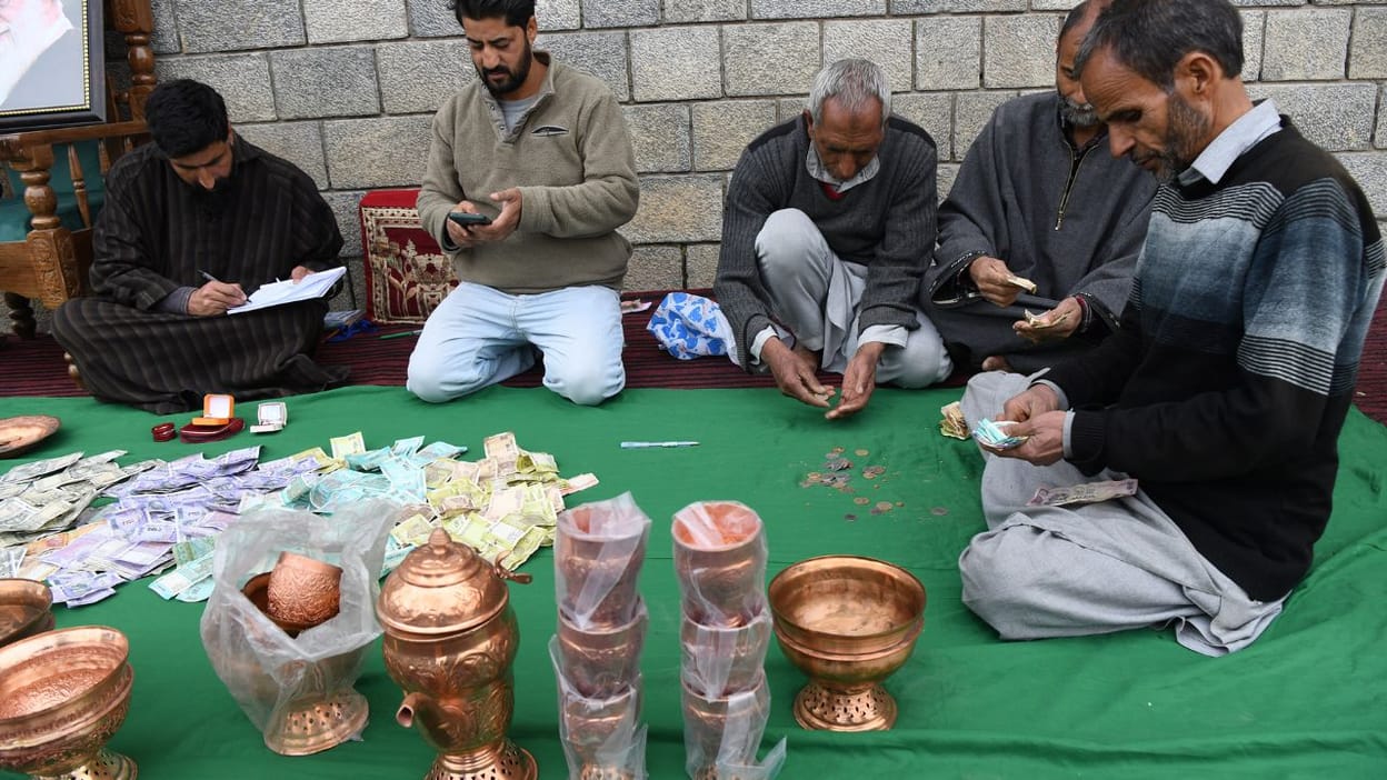ईरान के लिए कश्मीर का प्यार:दिल खोलकर दान में दिए नकदी व गहने, तस्वीरों में  देखें इनकी उदारता - People Donated Cash And Jewelry To Help Iran. - Amar  Ujala Hindi News