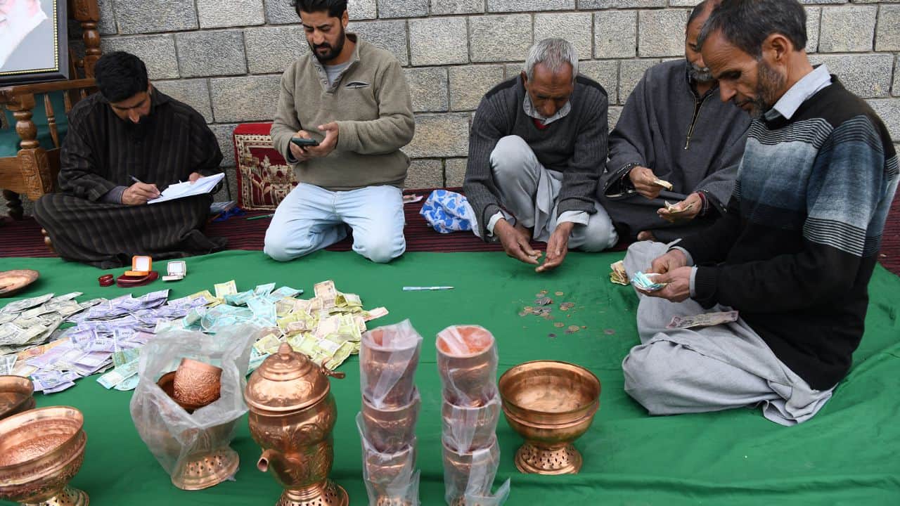 People donated cash and jewelry to help Iran.