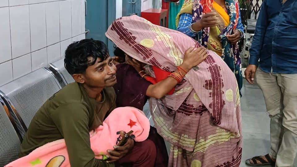 जिला अस्पताल में बिलखते परिजन