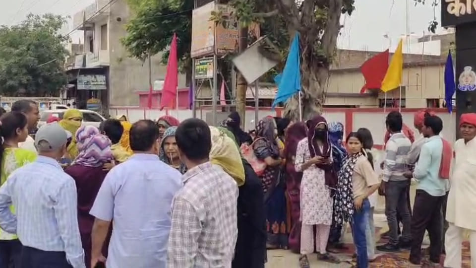 Auraiya: Women duped of lakhs under the pretext of jobs; over 300 fall victim to fraud