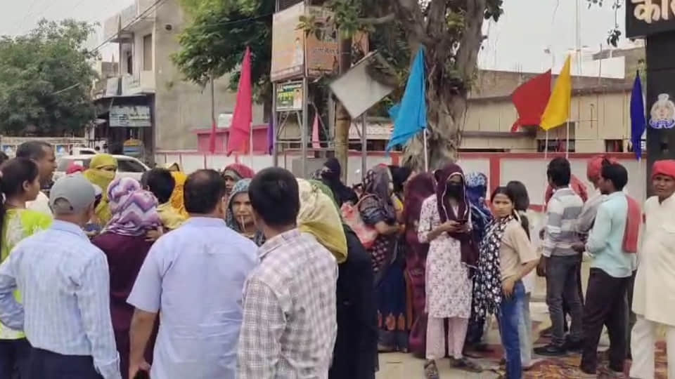 कोतवाली के बाहर खड़ी महिलाएं