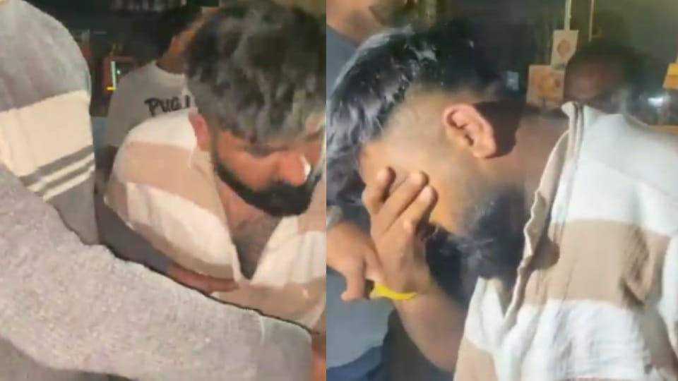लोगों ने आरोपी को पीटा।