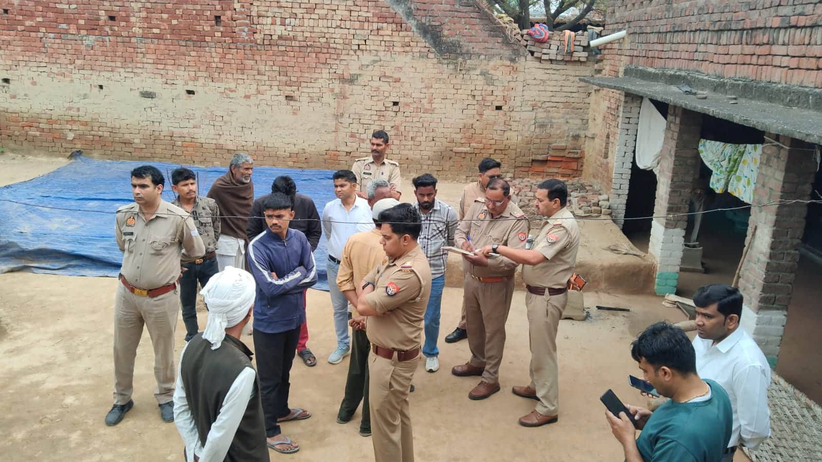 मौके पर जांच करती पुलिस