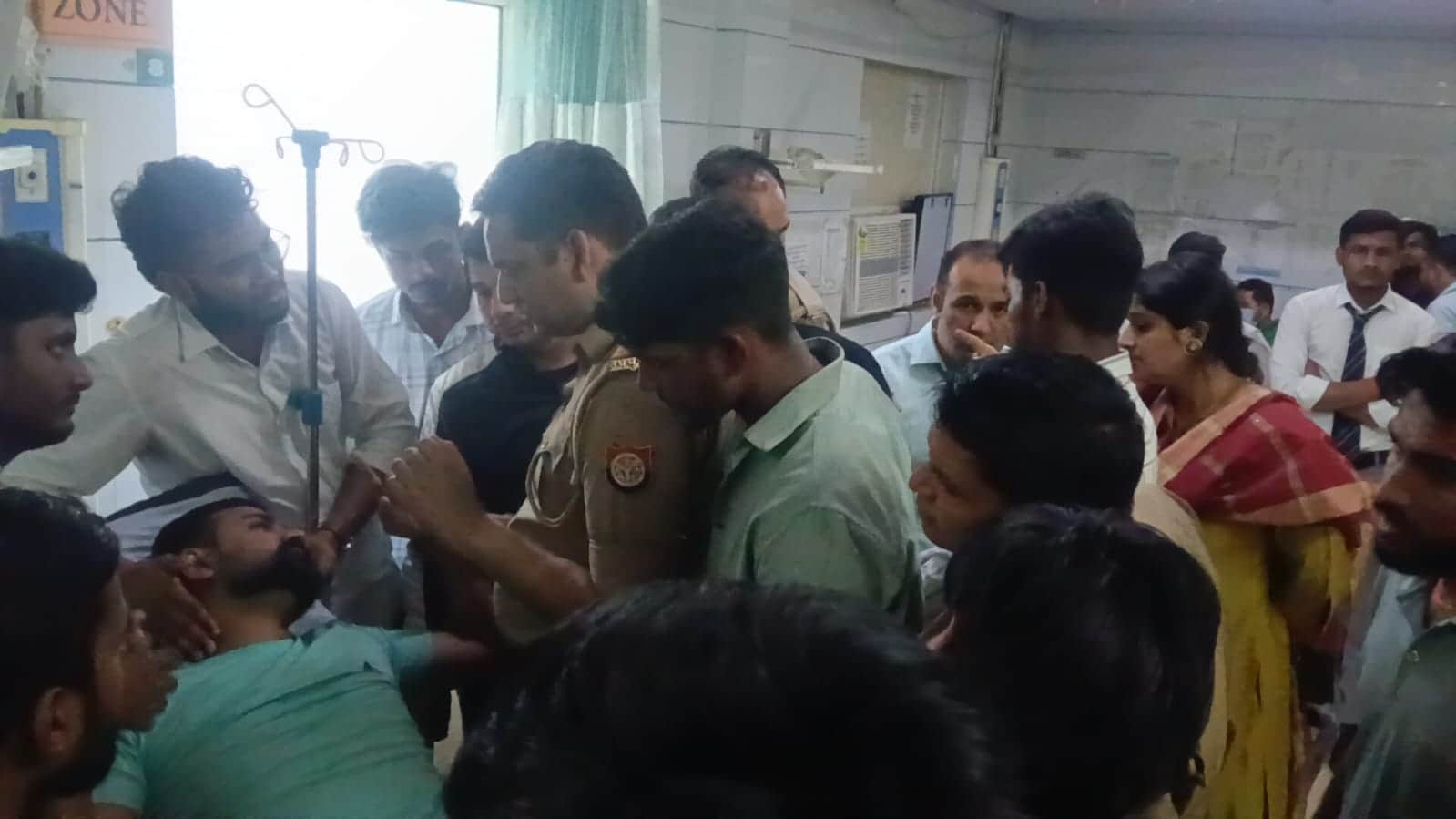 मौके पर जांच करती पुलिस